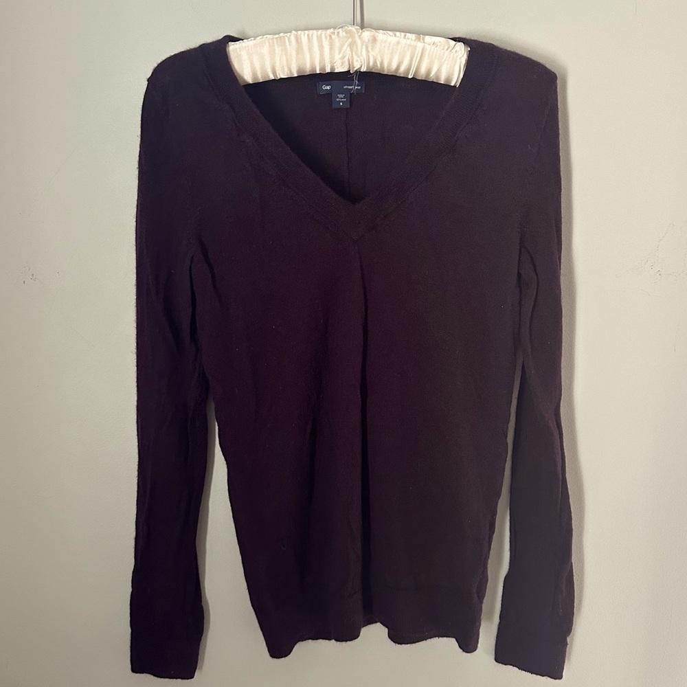 GAP Eggplant Purple 💯 Wool V Neck Fitted Sweater sz S